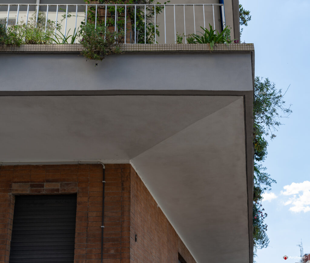Palazzina in Piazza delle Muse, progettata da Ugo Luccichenti. Fotografie © Archweb.com