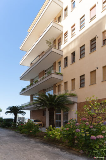 Palazzina in Piazza delle Muse, progettata da Ugo Luccichenti. Fotografie © Archweb.com