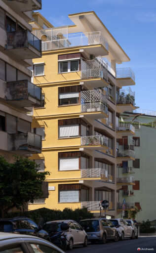 Three-quarter view of the Cassiopea building in the context of Via Archimede