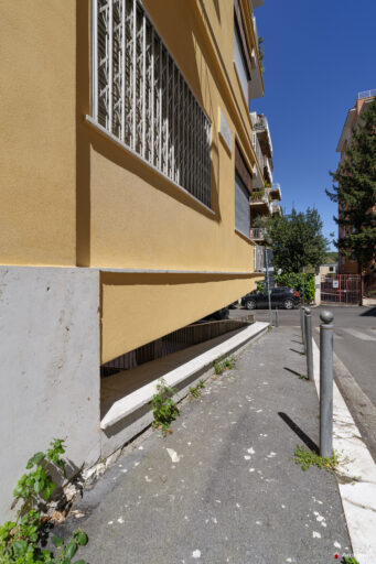Detail of the connection between the ground floor and street level of the Cassiopea building seen from Via Barnaba Tortolini