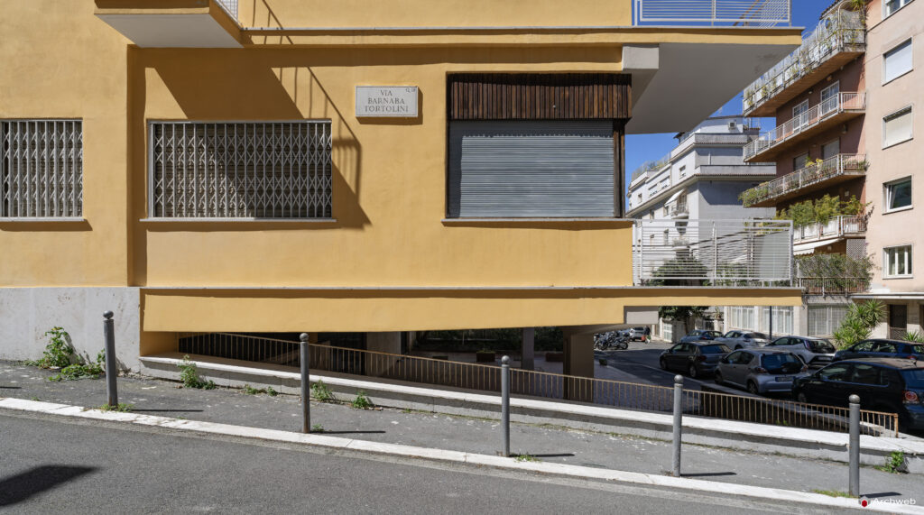 Detail of the connection between the ground floor and street level of the Cassiopea building seen from Via Barnaba Tortolini