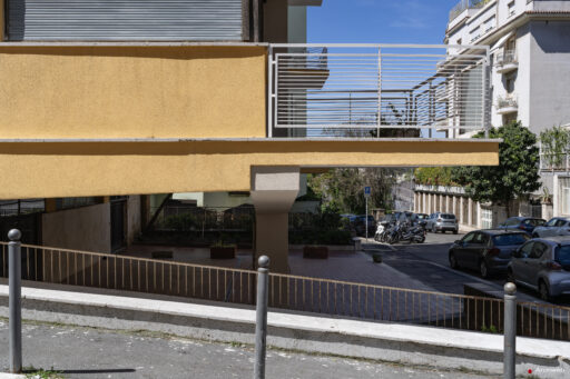 Detail of the connection between the ground floor and street level of the Cassiopea building seen from Via Barnaba Tortolini