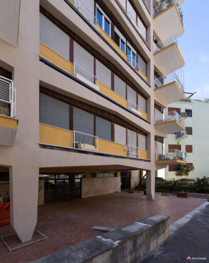 Three-quarter view of the main facade with the entrance to the Cassiopea building on Via Archimede