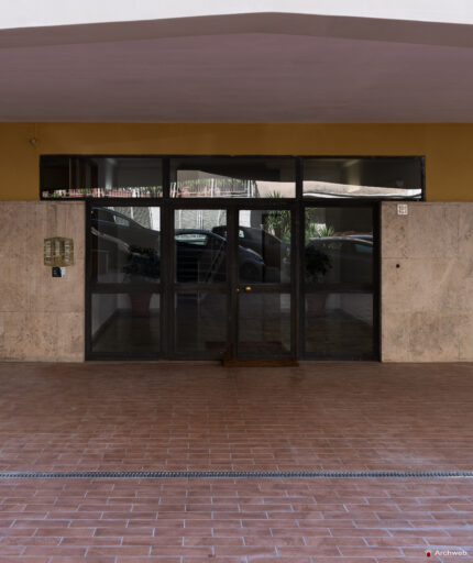 Main entrance of the Cassiopea building seen from Via Archimede