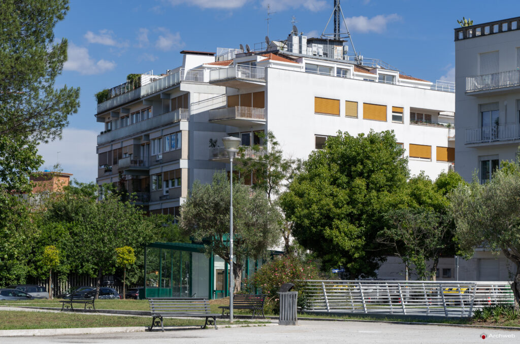 Palazzina in via Tommaso Salvini, progettata dallo studio Monaco-Luccichenti. Fotografie © Archweb.com