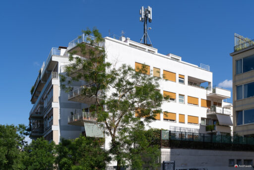 Palazzina in via Tommaso Salvini, progettata dallo studio Monaco-Luccichenti. Fotografie © Archweb.com
