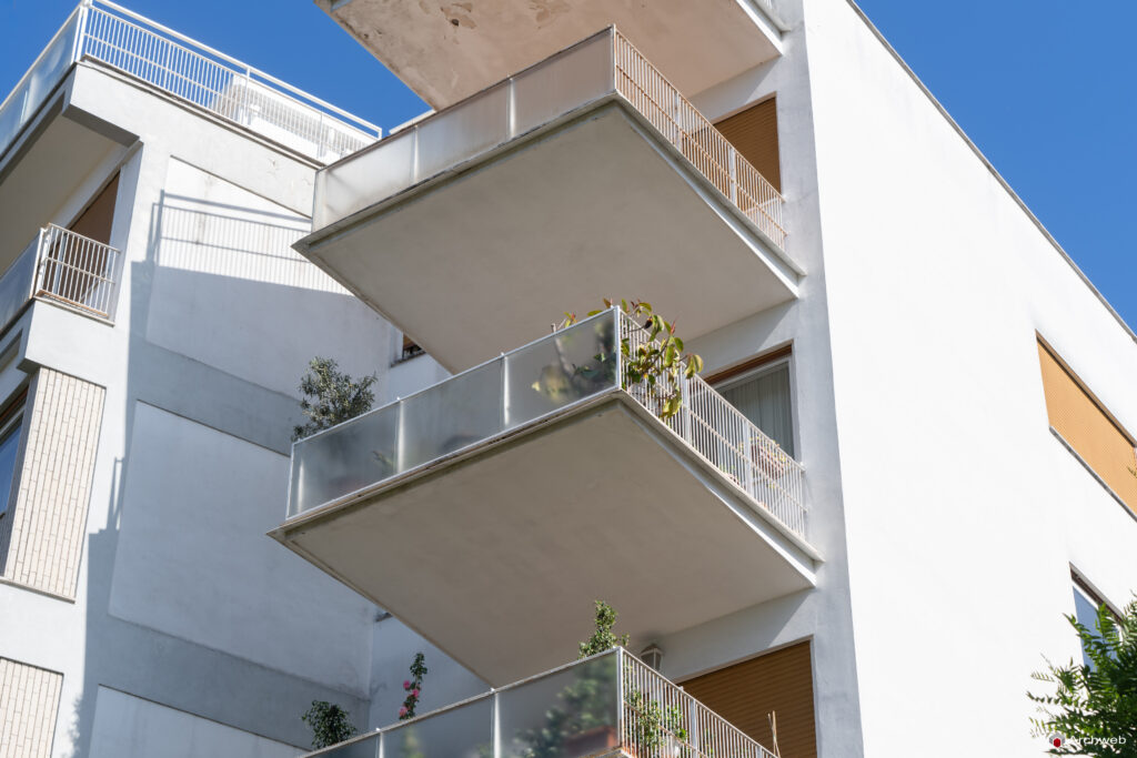 Palazzina in via Tommaso Salvini, progettata dallo studio Monaco-Luccichenti. Fotografie © Archweb.com