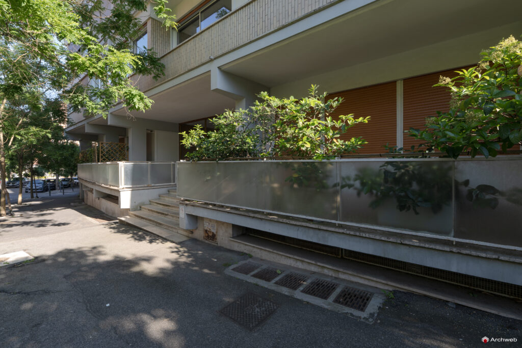 Palazzina in via Tommaso Salvini, progettata dallo studio Monaco-Luccichenti. Fotografie © Archweb.com
