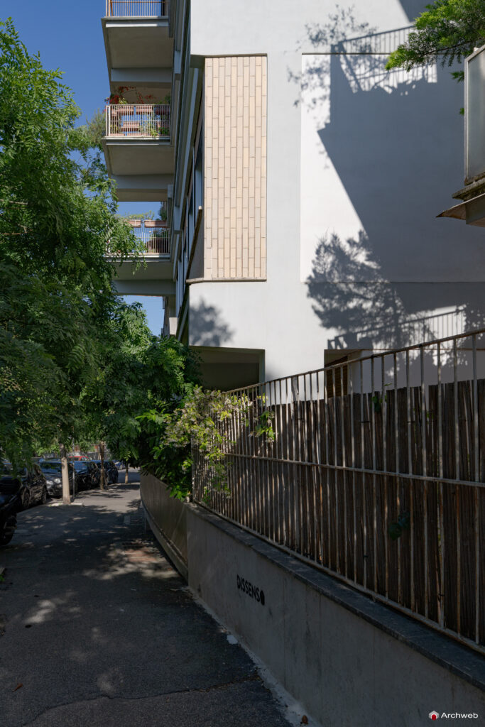 Palazzina in via Tommaso Salvini, progettata dallo studio Monaco-Luccichenti. Fotografie © Archweb.com