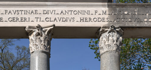 Dettaglio dei capitelli del Tempio di Antonino e Faustina a Villa Borghese