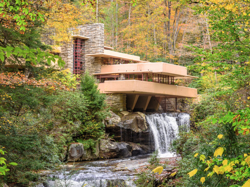 Casa sulla cascata. Autore della foto: Juan Jimenez Fernandez su Depositphotos.com
