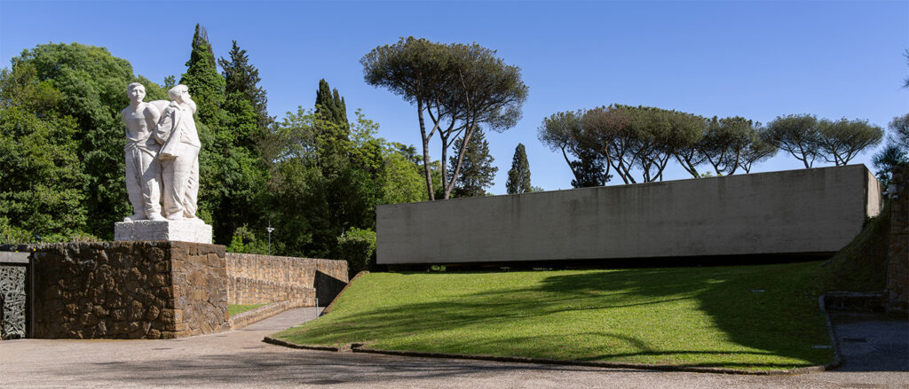 Il Mausoleo delle Fosse Ardeatine visto dal cortile di accesso al complesso