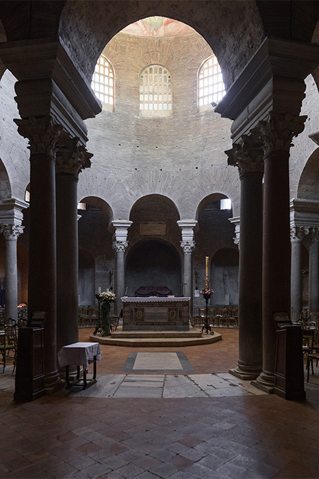 Interno del mausoleo visto dal portone di ingresso