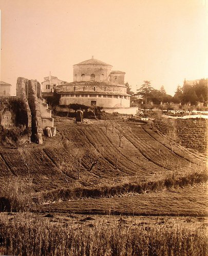 Immagine storica del mausoleo circondato da campi coltivati