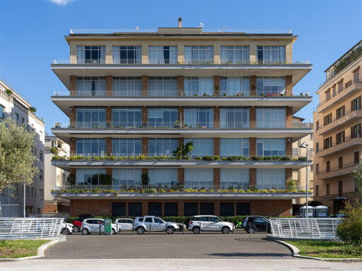 Palazzina in Piazza delle Muse, progettata da Ugo Luccichenti. Fotografie © Archweb.com