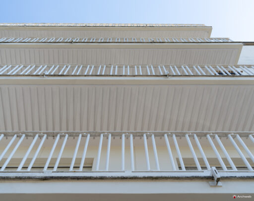 Dettaglio dei balconi della palazzina Salvatelli. Fotografie © Archweb.com
