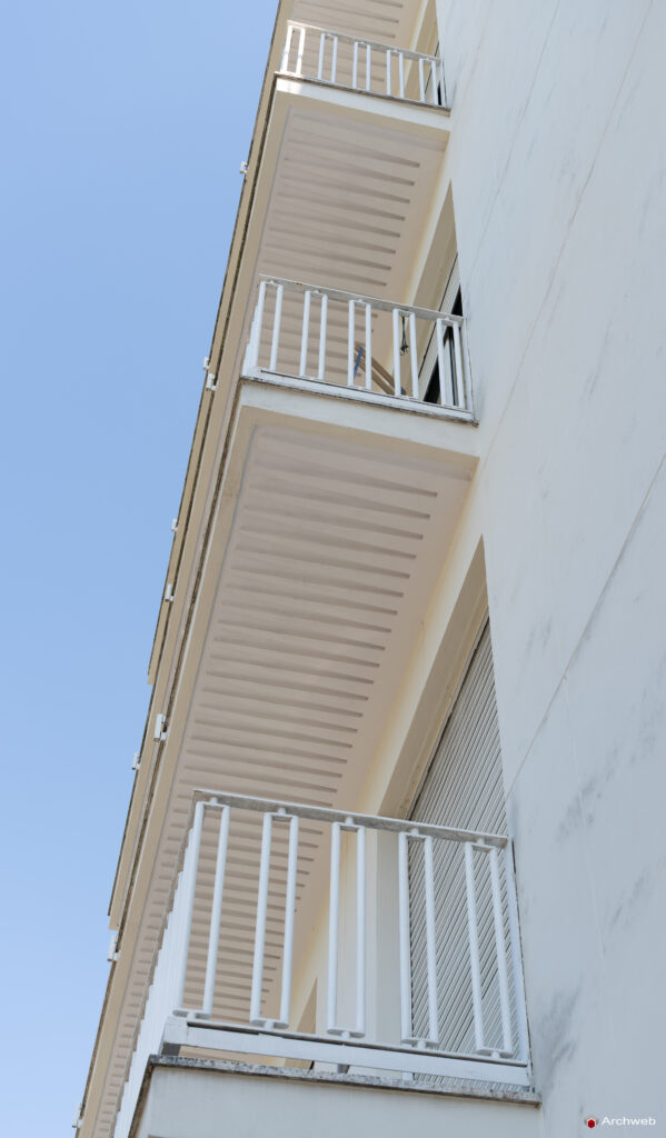 Dettaglio dei balconi della palazzina Salvatelli. Fotografie © Archweb.com