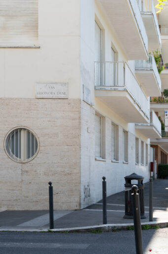 La Palazzina Salvatelli vista dall'angolo tra Piazza delle Muse e via Eleonora Duse. Fotografie © Archweb.com