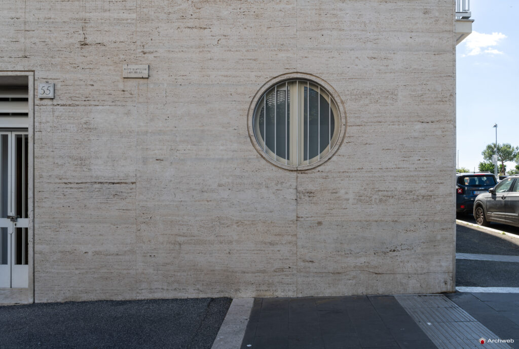 La Palazzina Salvatelli vista dall'angolo tra Piazza delle Muse e via Eleonora Duse. Fotografie © Archweb.com