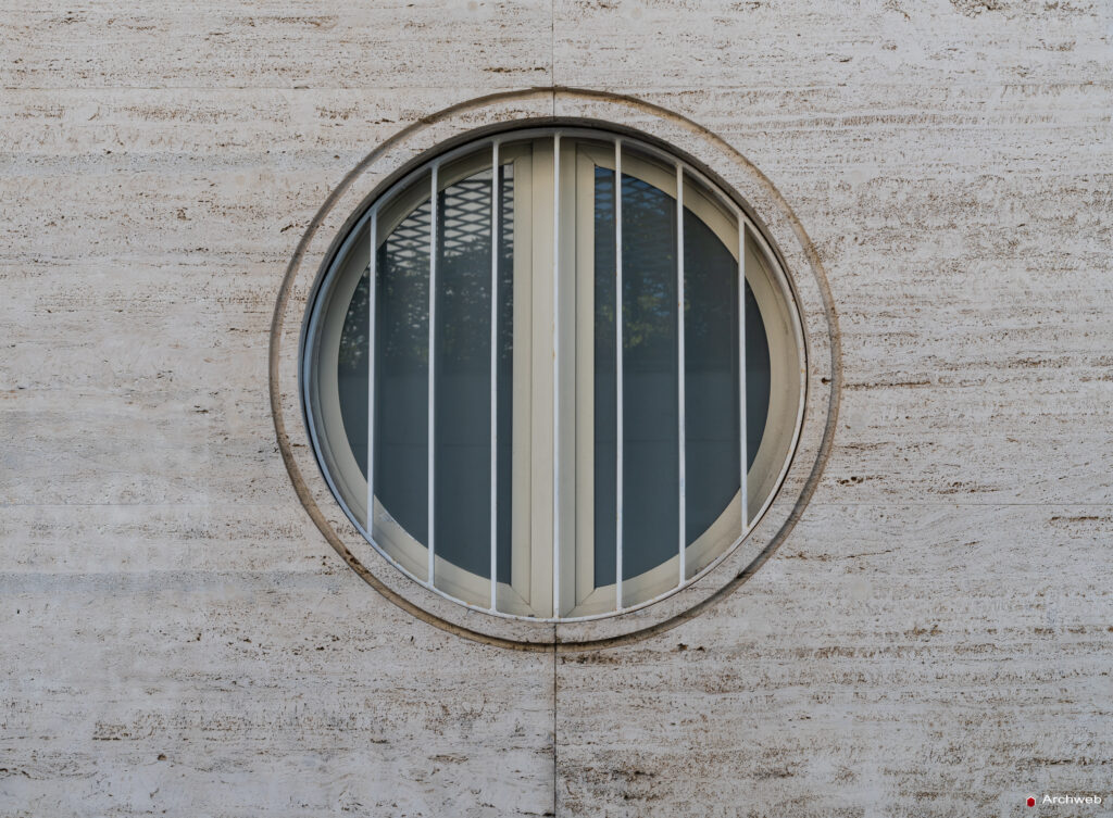 La Palazzina Salvatelli vista dall'angolo tra Piazza delle Muse e via Eleonora Duse. Fotografie © Archweb.com