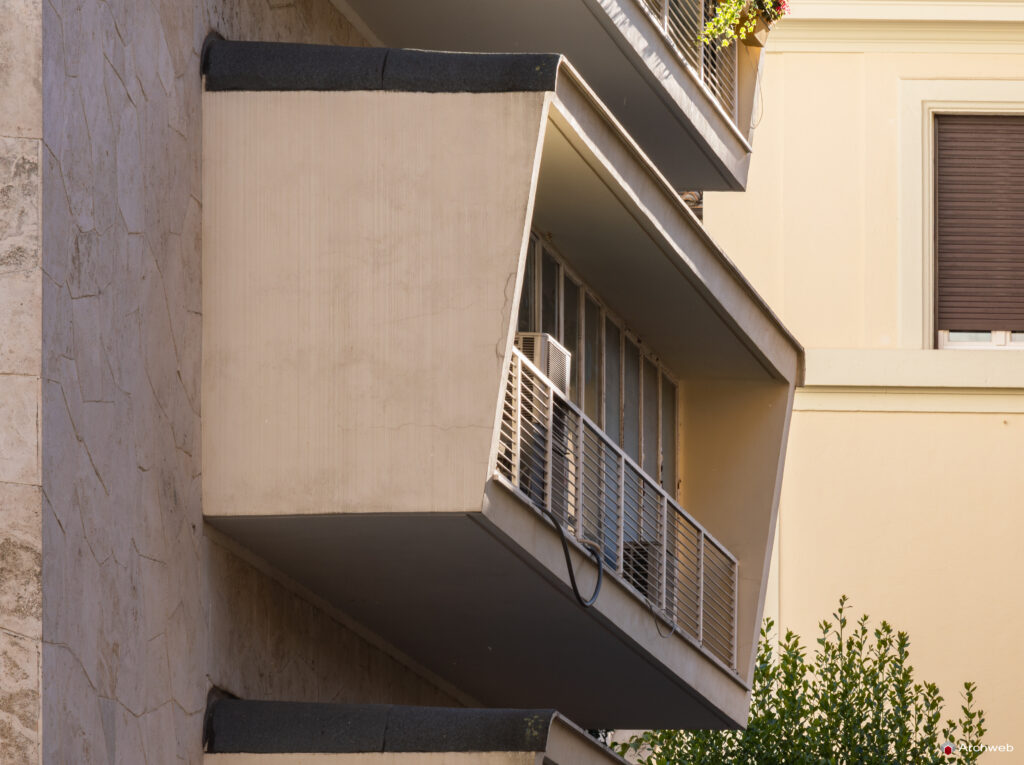 Palazzina in via Fratelli Ruspoli. Progetto Ugo Luccichenti. Fotografie © Archweb.com
