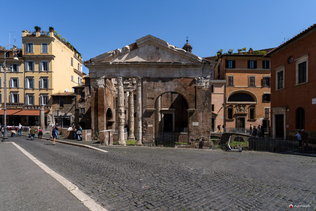 Portico di Ottavia (porticus Octaviae). Fotografie © Archweb.com