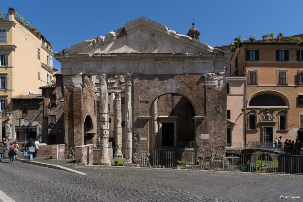 Portico di Ottavia (porticus Octaviae). Fotografie © Archweb.com
