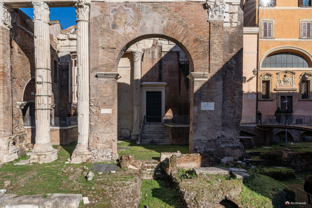 Portico di Ottavia (porticus Octaviae). Fotografie © Archweb.com