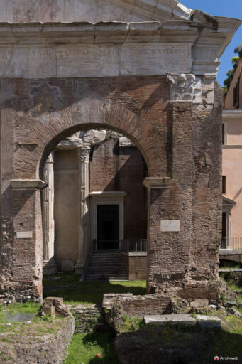 Portico di Ottavia (porticus Octaviae). Fotografie © Archweb.com