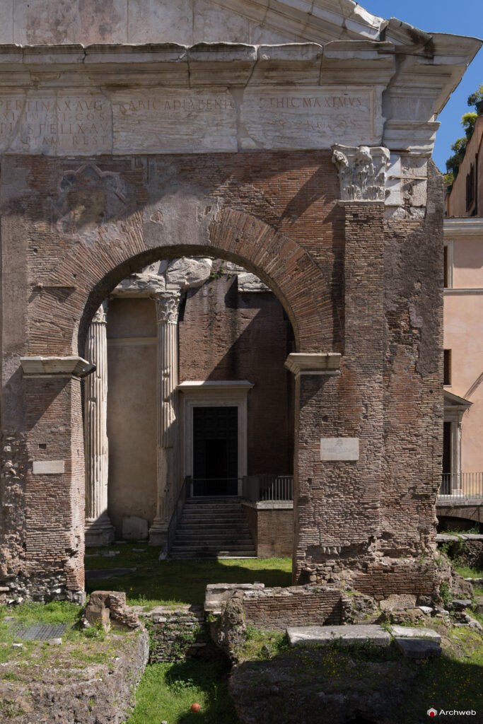Portico di Ottavia (porticus Octaviae). Fotografie © Archweb.com