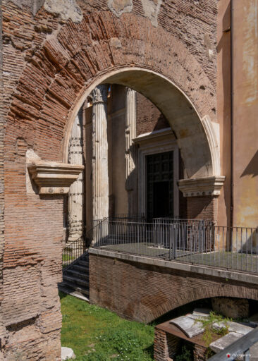 Portico di Ottavia (porticus Octaviae). Fotografie © Archweb.com