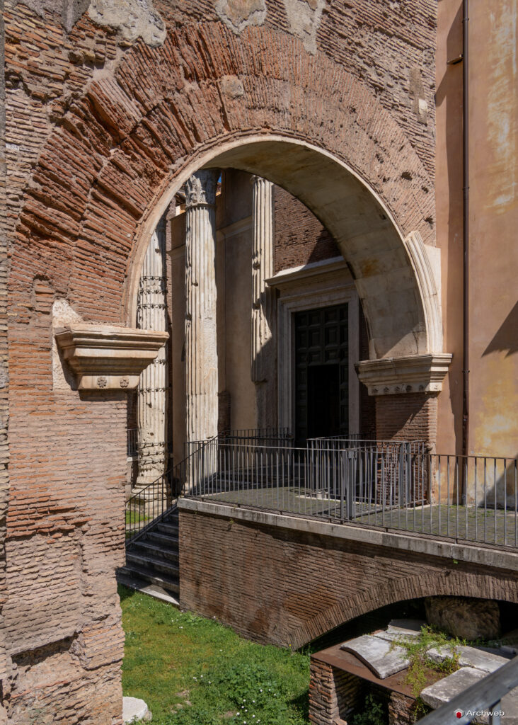 Portico di Ottavia (porticus Octaviae). Fotografie © Archweb.com