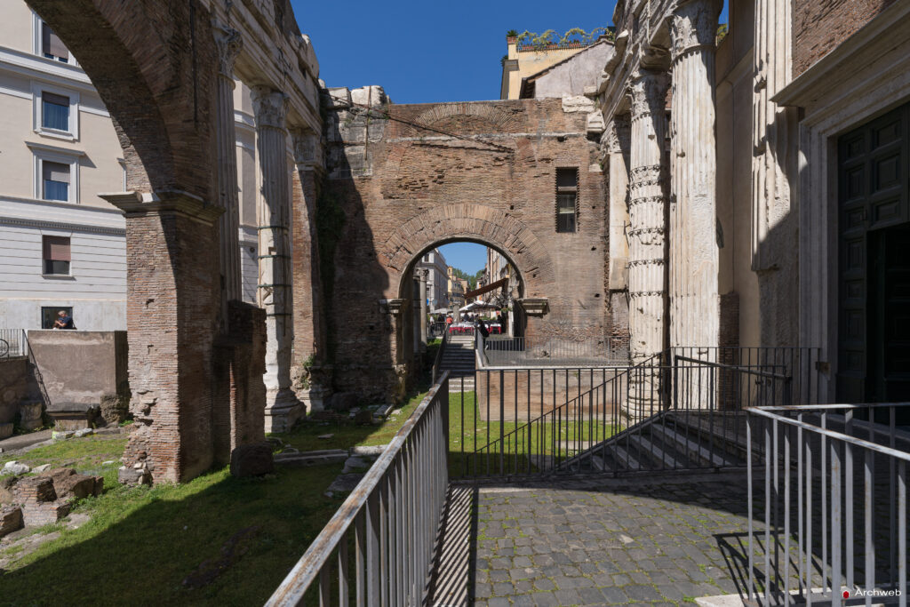 Portico di Ottavia (porticus Octaviae). Fotografie © Archweb.com