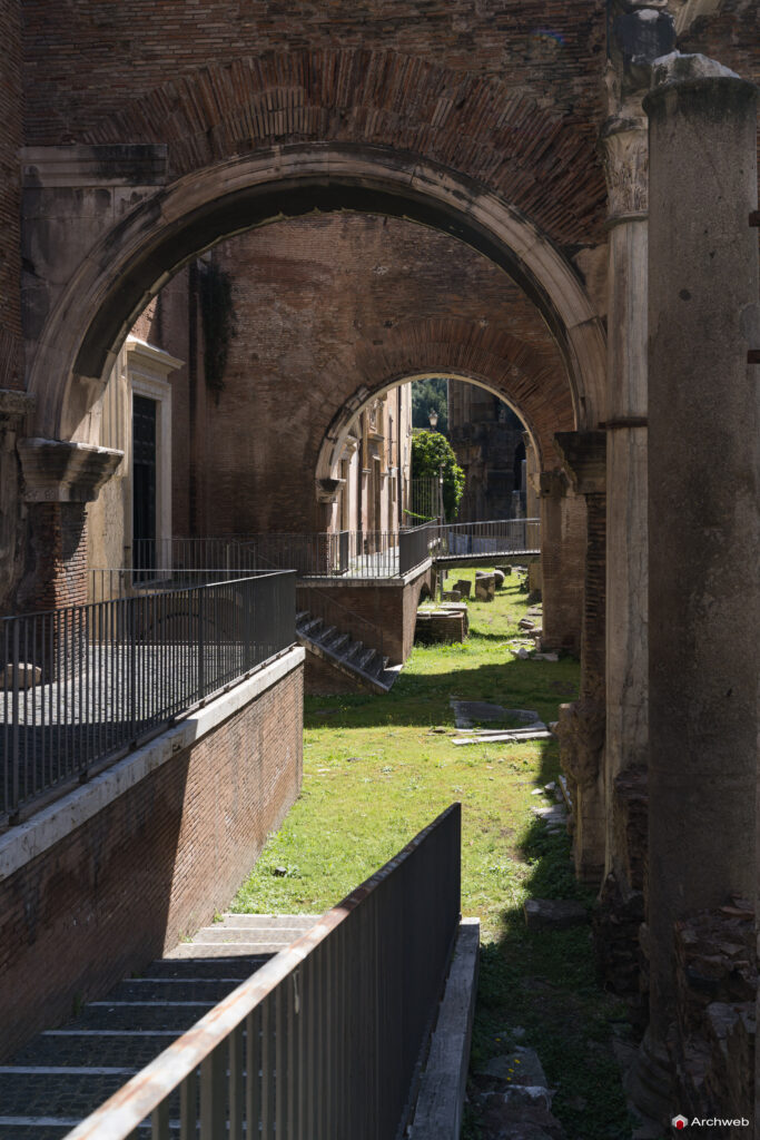 Portico di Ottavia (porticus Octaviae). Fotografie © Archweb.com