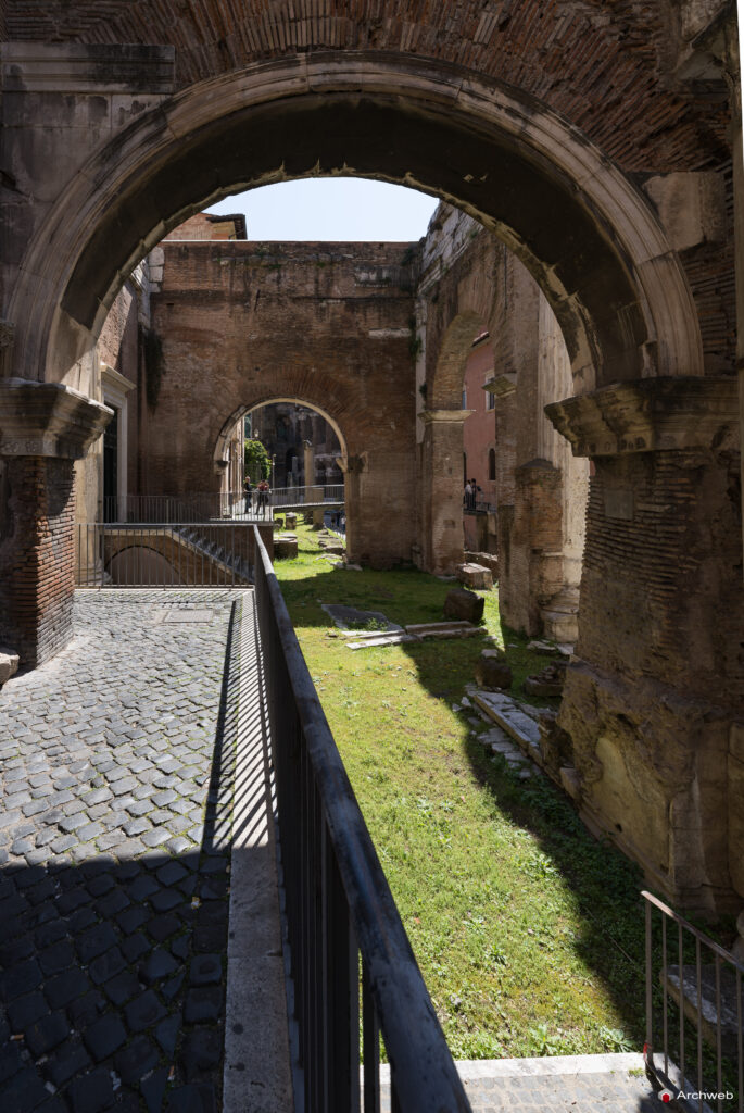 Portico di Ottavia (porticus Octaviae). Fotografie © Archweb.com