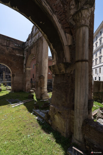 Portico di Ottavia (porticus Octaviae). Fotografie © Archweb.com