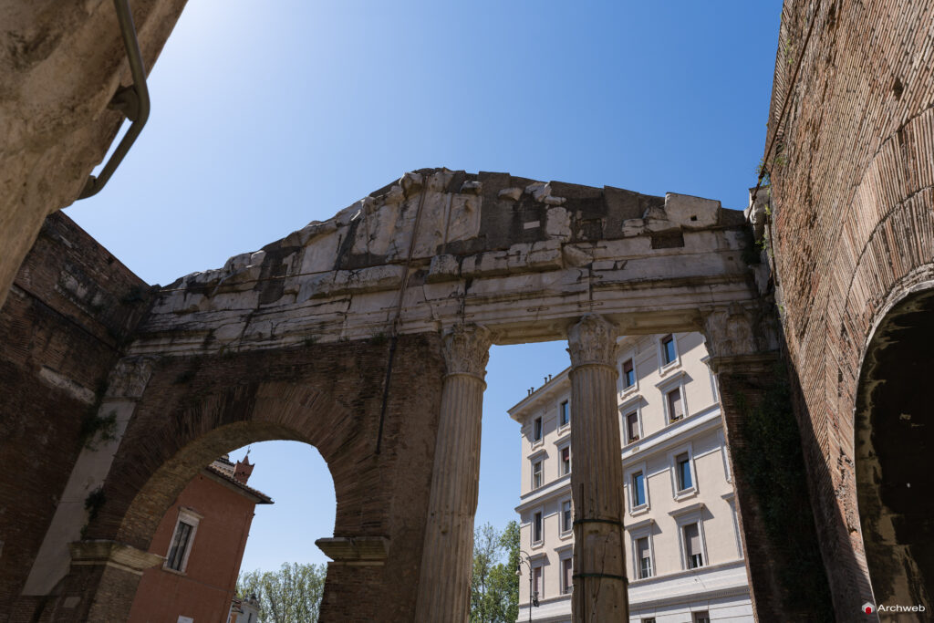 Portico di Ottavia (porticus Octaviae). Fotografie © Archweb.com