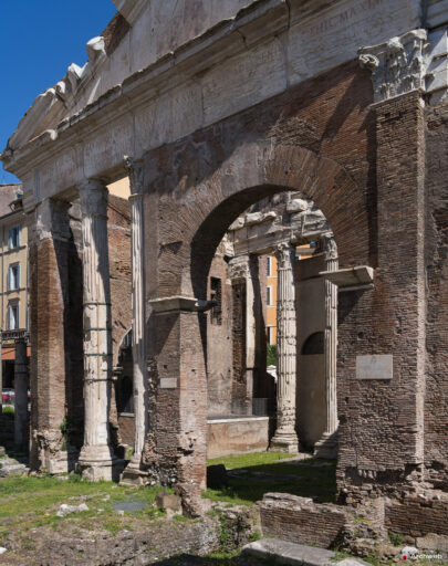 Portico di Ottavia (porticus Octaviae). Fotografie © Archweb.com
