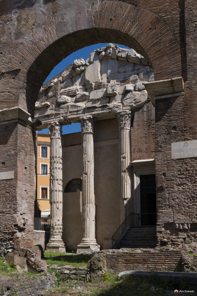 Portico di Ottavia (porticus Octaviae). Fotografie © Archweb.com