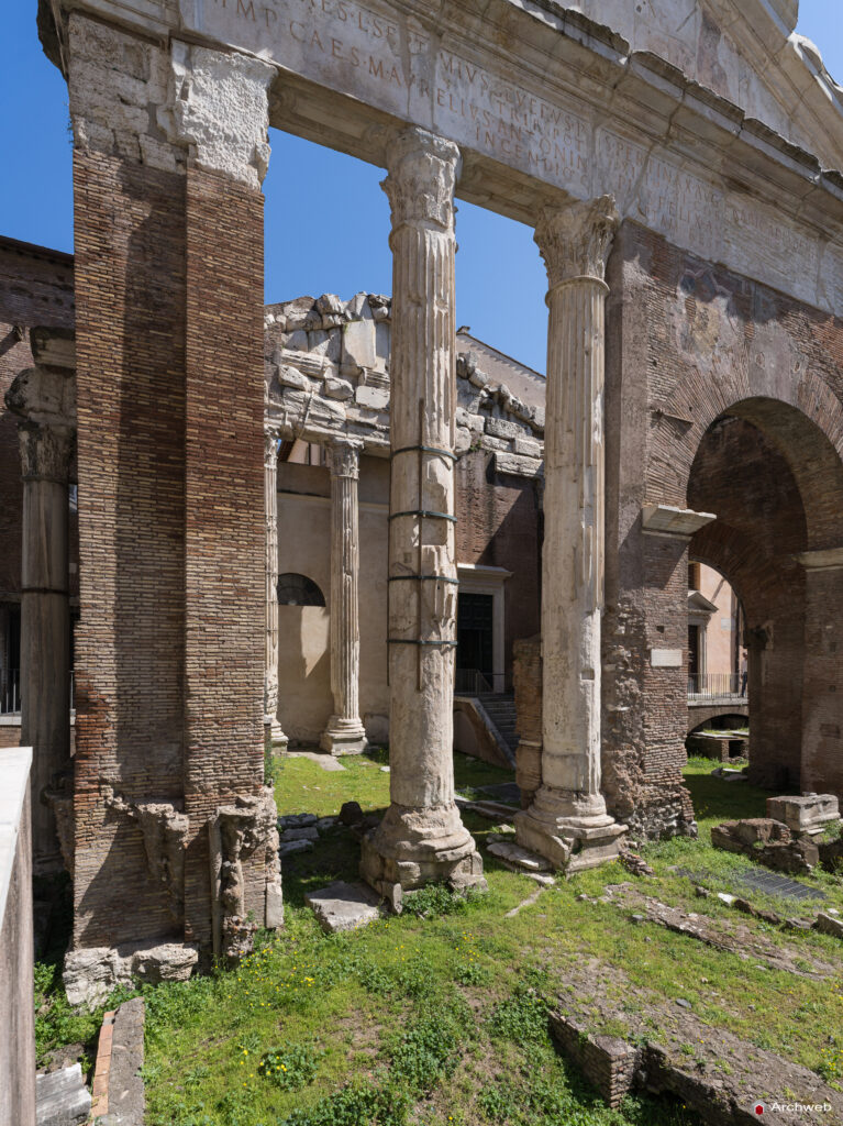 Portico di Ottavia (porticus Octaviae). Fotografie © Archweb.com