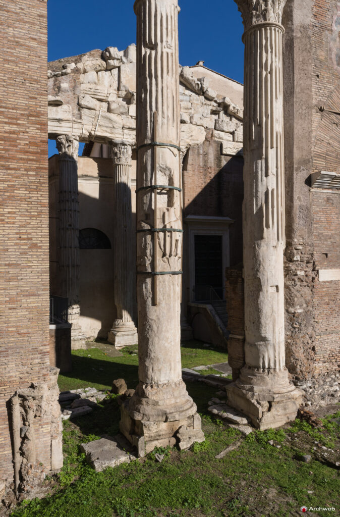 Portico di Ottavia (porticus Octaviae). Fotografie © Archweb.com