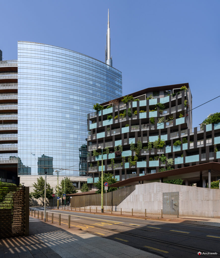Complesso residenziale "La corte verde" a MIlano nel quartiere Porta Nuova, visto da via Gaspare Rosales; sullo sfondo la Torre Unicredit