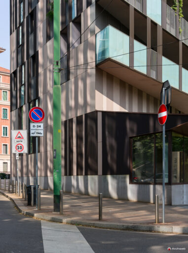 Complesso residenziale "La corte verde" a MIlano nel quartiere Porta Nuova, visto da via Gaspare Rosales