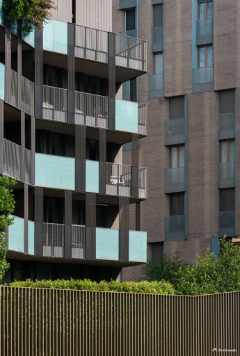 Complesso residenziale "La corte verde" a MIlano nel quartiere Porta Nuova, visto da via Gaspare Rosales