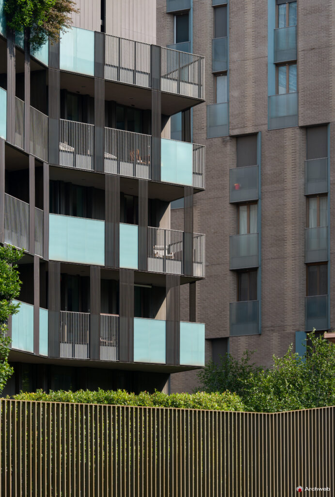 Complesso residenziale "La corte verde" a MIlano nel quartiere Porta Nuova, visto da via Gaspare Rosales