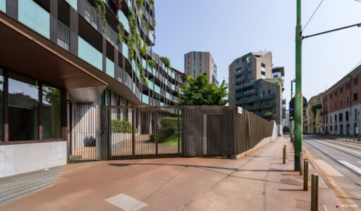 Complesso residenziale "La corte verde" a MIlano nel quartiere Porta Nuova, visto da via Gaspare Rosales