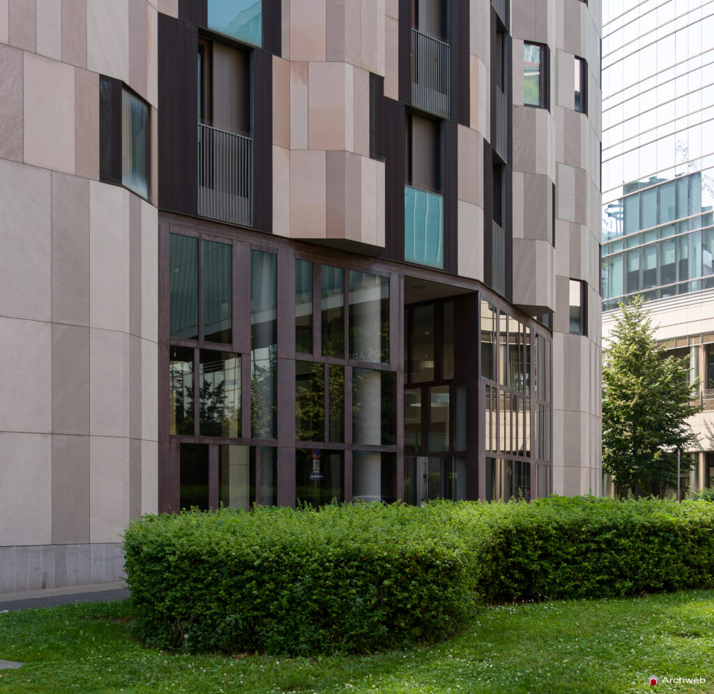 Facciata su via Francesco Viganò del complesso residenziale "La corte verde" a MIlano nel quartiere Porta Nuova