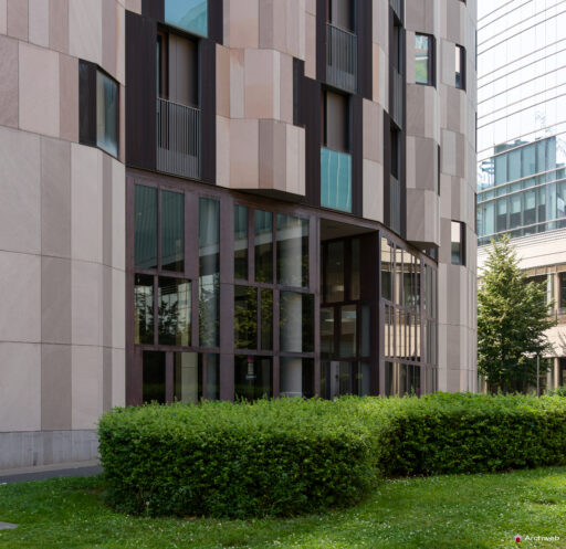 Facciata su via Francesco Viganò del complesso residenziale "La corte verde" a MIlano nel quartiere Porta Nuova