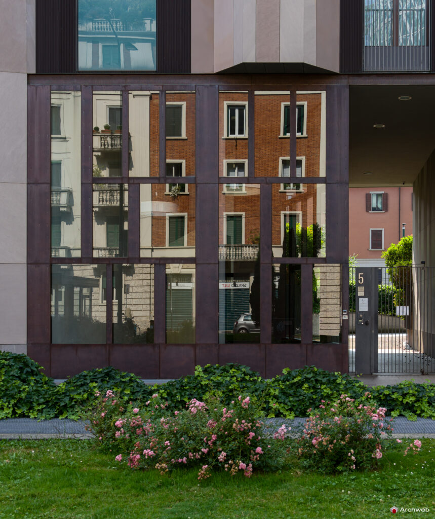 Facciata su via Francesco Viganò del complesso residenziale "La corte verde" a MIlano nel quartiere Porta Nuova