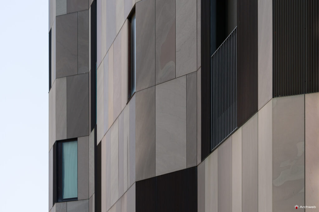 Dettaglio della facciata del complesso residenziale "La corte verde" a MIlano nel quartiere Porta Nuova
